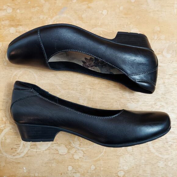Taos Connection Women's US 7 Black Leather Slip On Pump Low Heel Shoes EUC - Picture 6 of 9